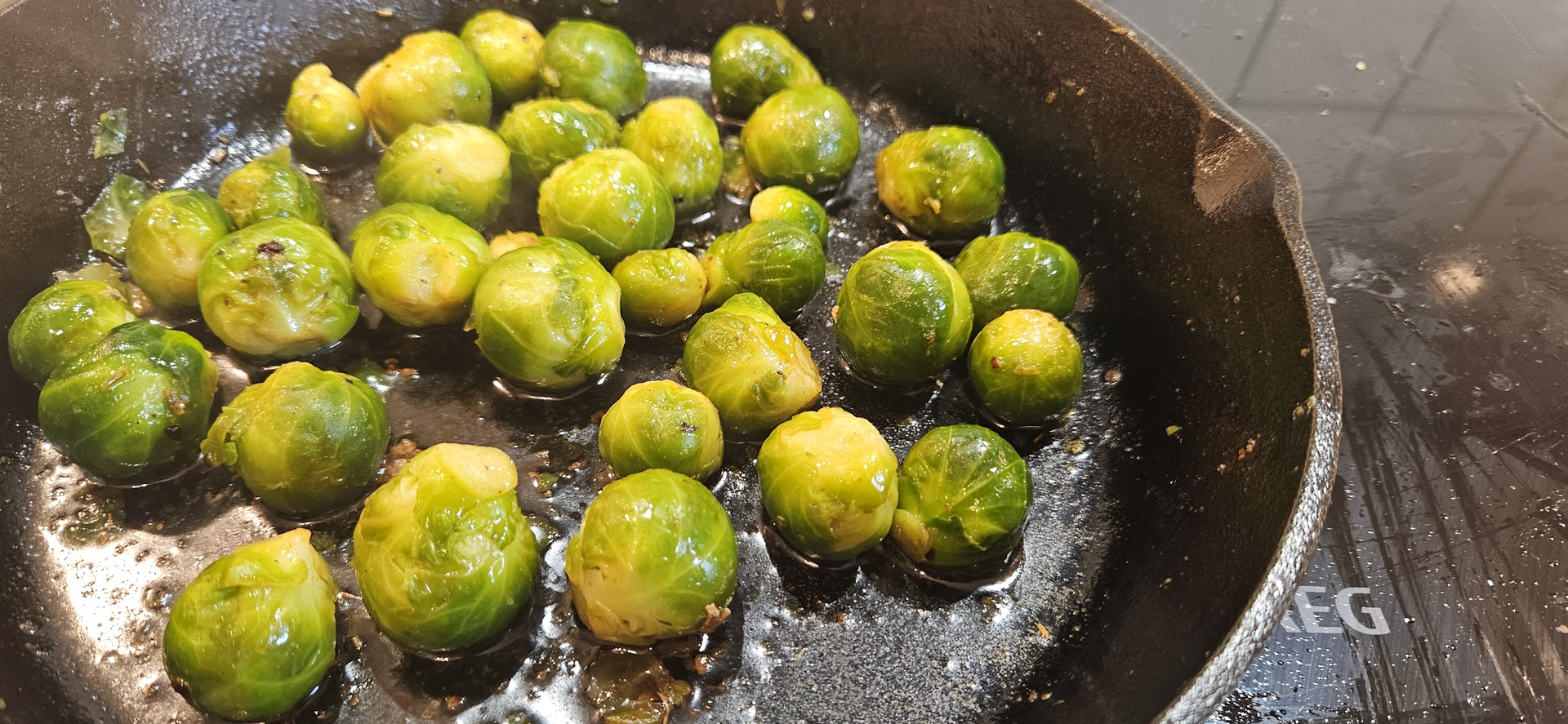 Rosenkål kokt i andekraft og stekt i andefett gir siste laget med smak før den ferdige retten legges opp.