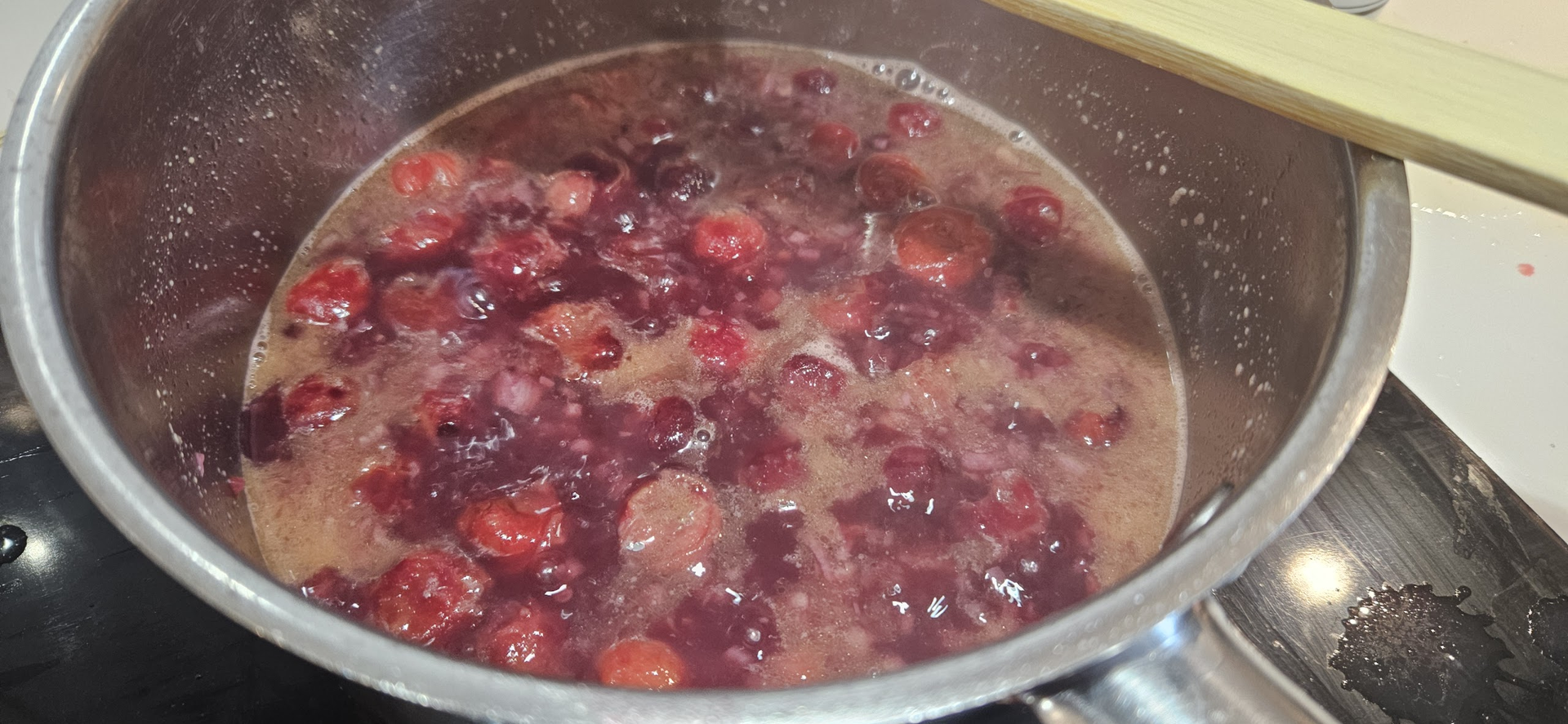 Kirsebærsaus bygges med sjalottløk, rødvin, kraft og balsamico, før den rundes av med kaldt smør og litt honning.