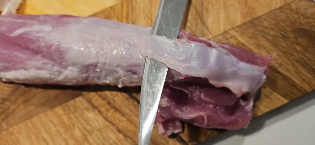 Første steg med indrefilet (både av svin og okse) er å skjære av den delen som kalles for "silverskin". Den får du vekk uten å miste noe kjøtt.