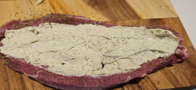 Svinefileten skjæres opp og fylles med kremost og urter.