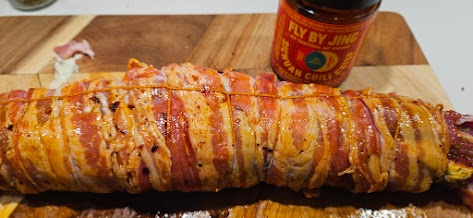 Rull sammen fileten og surr bacon tett rundt hele stykket. Pensle den så med en god chiliolje, her fra et produkt som er populært i tiden, crispy chili (den er ikke sterk!)