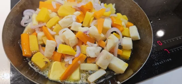 Rotgrønnsakene vendes med krydder og litt honning før steking.