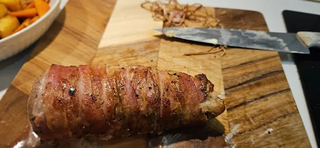 La kjøttet hvile før oppskjæring, så holder det seg saftig.