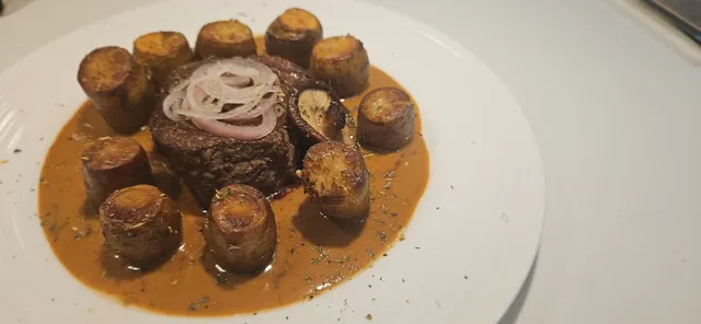 Biff med fondantpoteter, peppersaus og syltet sjalottløk – enkelt, men skikkelig godt.