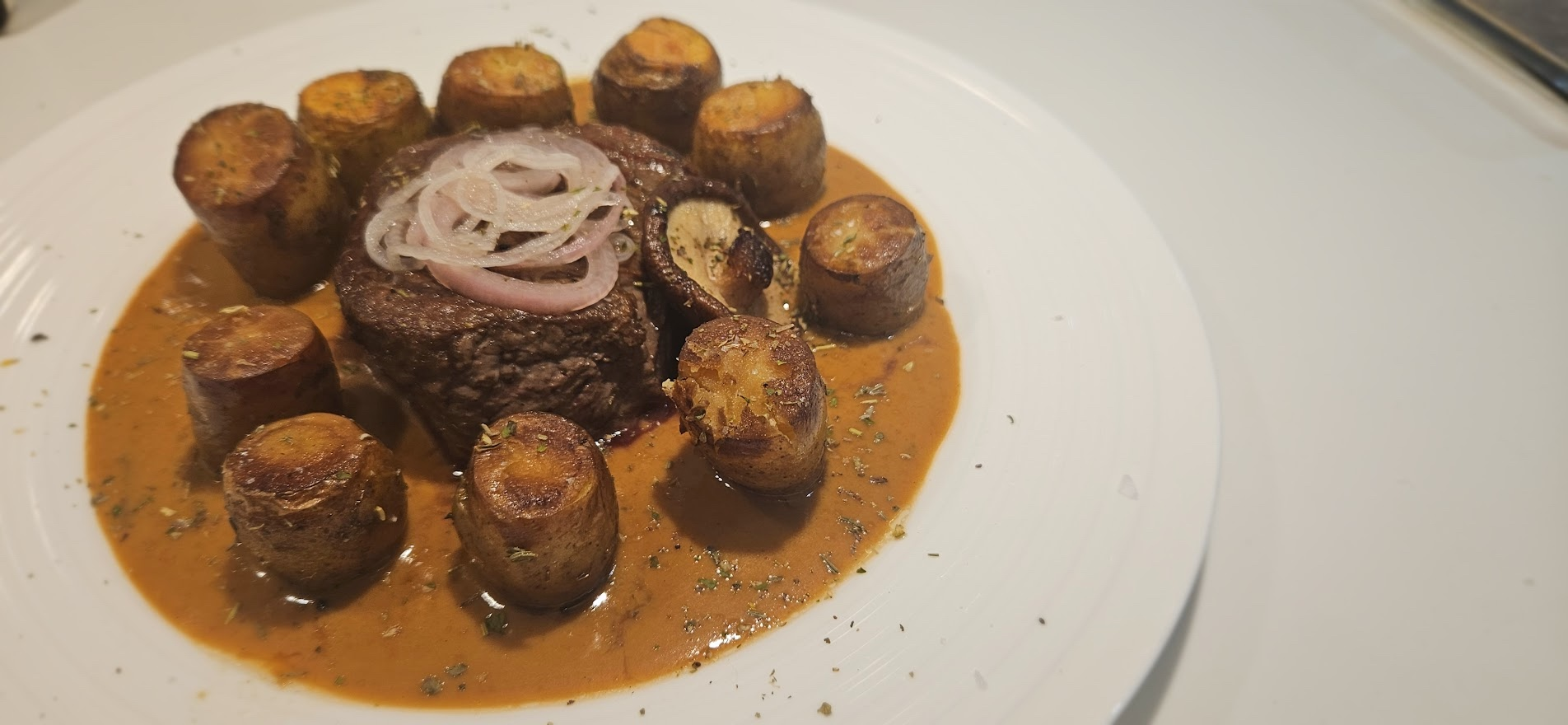 Biff med fondantpoteter, peppersaus og syltet sjalottløk – enkelt, men skikkelig godt.
