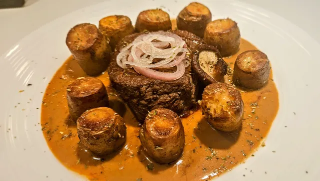 Biff med fondantpoteter og syltet sjalottløk