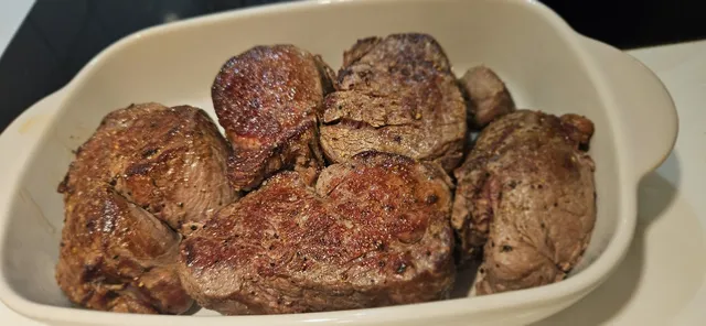 Biffen er brunet og klar for hvile før servering.