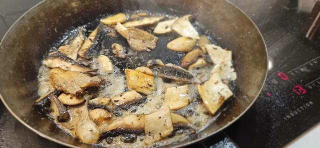 Sopp stekes først i tørr panne for å få ut vannet, før den får smør/olje og skikkelig bruning.