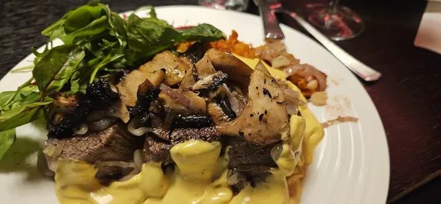 Server med ovnsbakt søtpotet, sopp, litt salat og béarnaise.