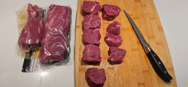 Start med å rense indrefileten og skjære den i gode biffstykker til dagens middag.