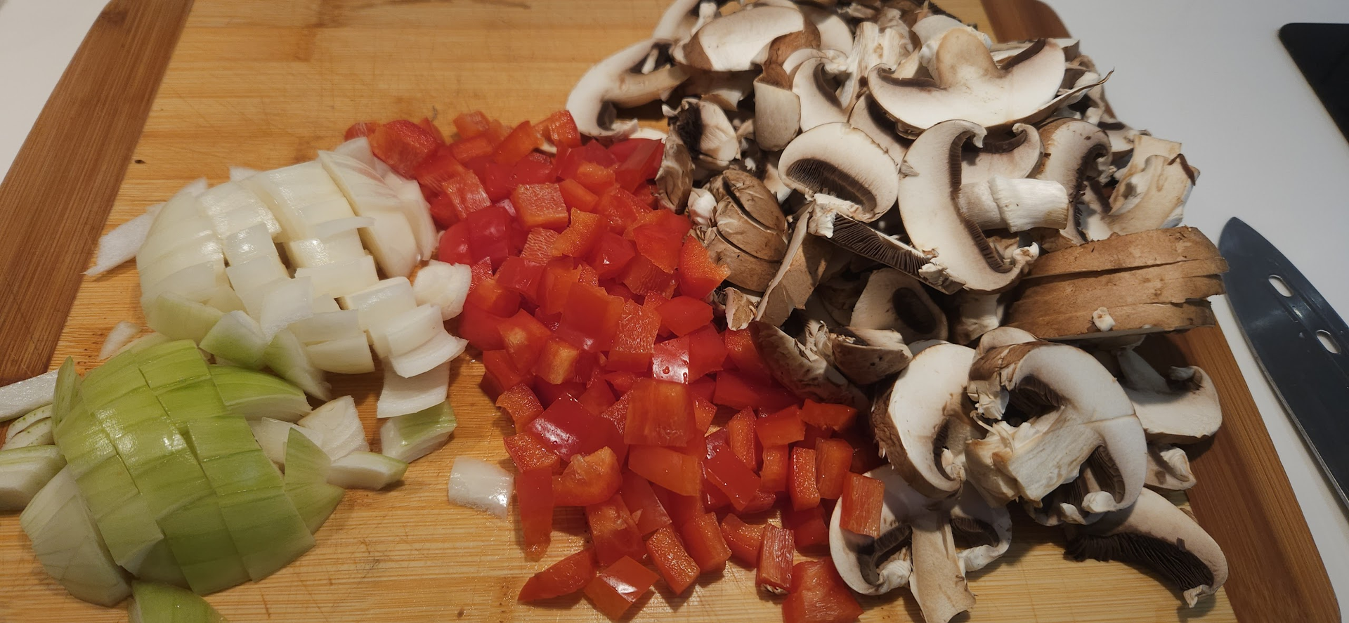 Kjør i gang med en blanding av rød paprika, aroma sopp og løk i varm panne.