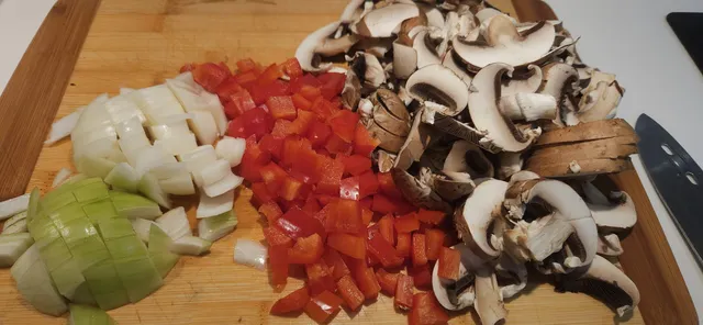 Kjør i gang med en blanding av rød paprika, aroma sopp og løk i varm panne.