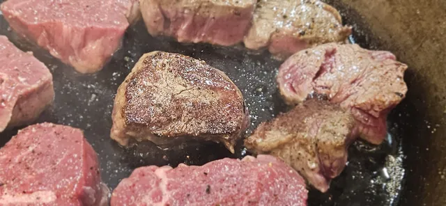 Stek til du får en god skorpe, men med indrefilet trenger de ikke lang tid.