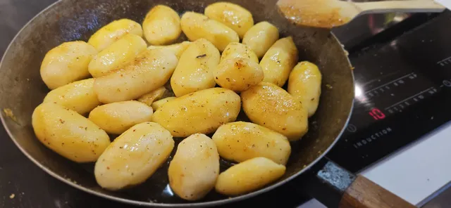 Vi kjører poteter inspirert av brødrene Price, karameliserte kartofler (mandelpoteter stekt i smør og sukker).