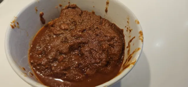 Ta ut curry basen fra fryseren og tin.