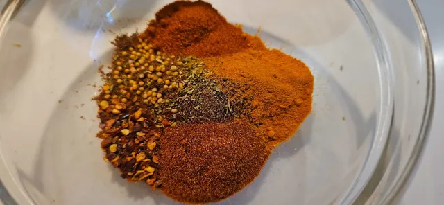 Mål opp krydderblandingen før du setter i gang med marinaden.