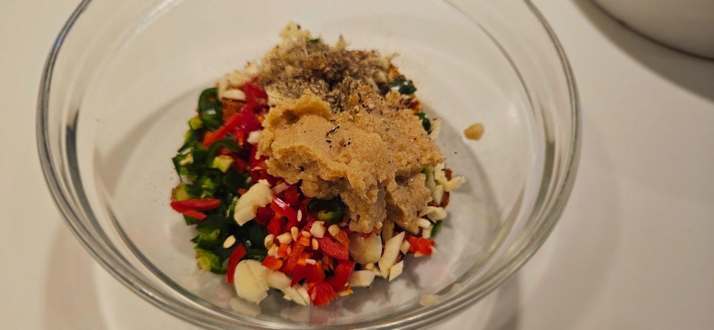Klargjør finhakket chili, hvitløk og ingefær før steking.