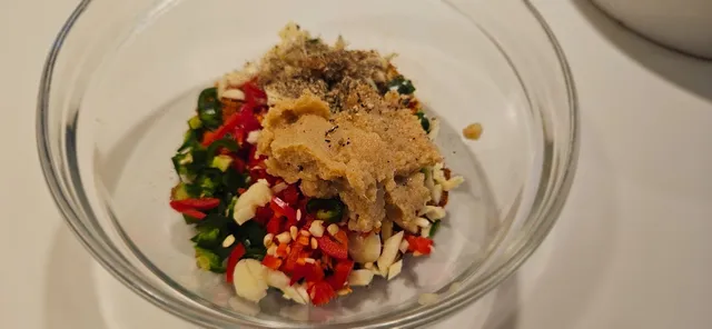 Klargjør finhakket chili, hvitløk og ingefær før steking.