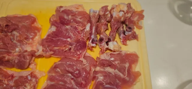 Rens overlår og fjern bein og brusk for enklere servering.