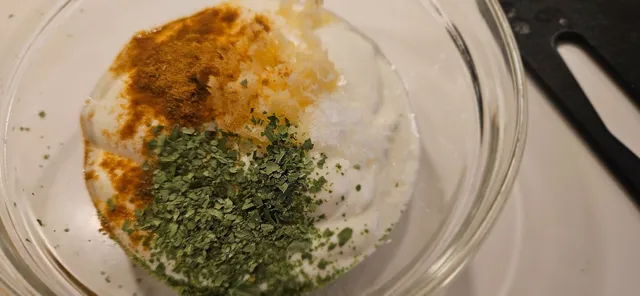 Bland yoghurt med krydder, ingefær og hvitløk til marinaden.