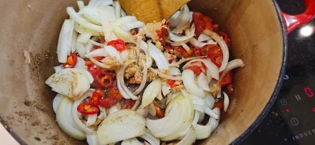 Stek løk, chili og ingefær i gryten som aromatisk base.