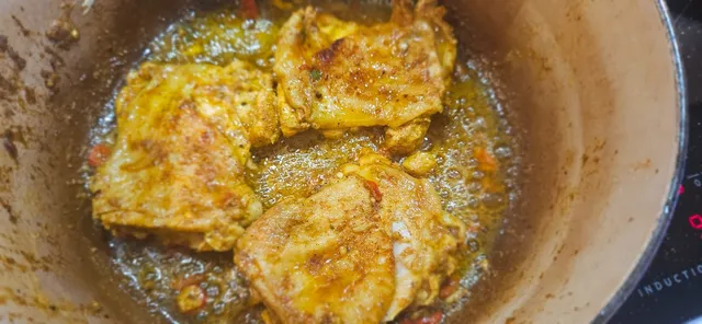 Brun kyllingen godt i gryten for å bygge smak før sausen tilsettes.