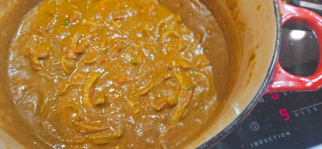 Tilsett fløte og la det boble til kyllingen er ferdig.