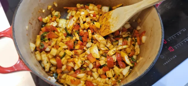 Stek grønnsakene til de mykner og begynner å få litt farge i kantene.