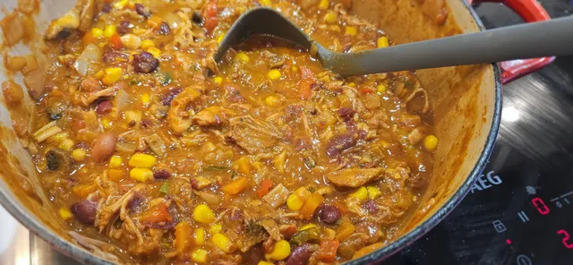 La gryten småkoke til kyllingen kan trekkes fra hverandre og sausen blir fyldig.