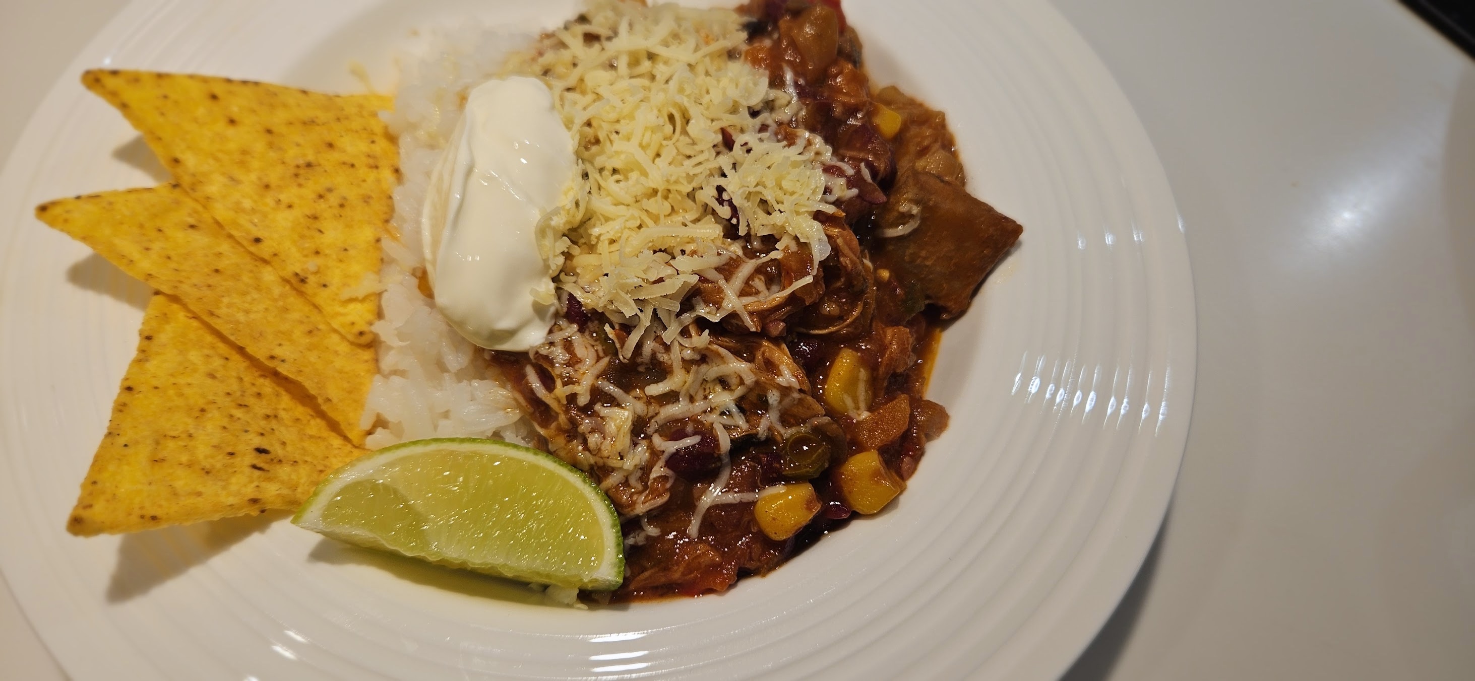 Kyllingchili med ris, lime og chips