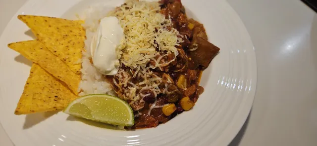 Kyllingchili med ris, lime og chips