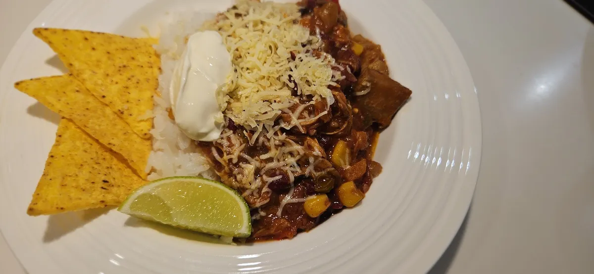 Kyllingchili med ris, lime og chips
