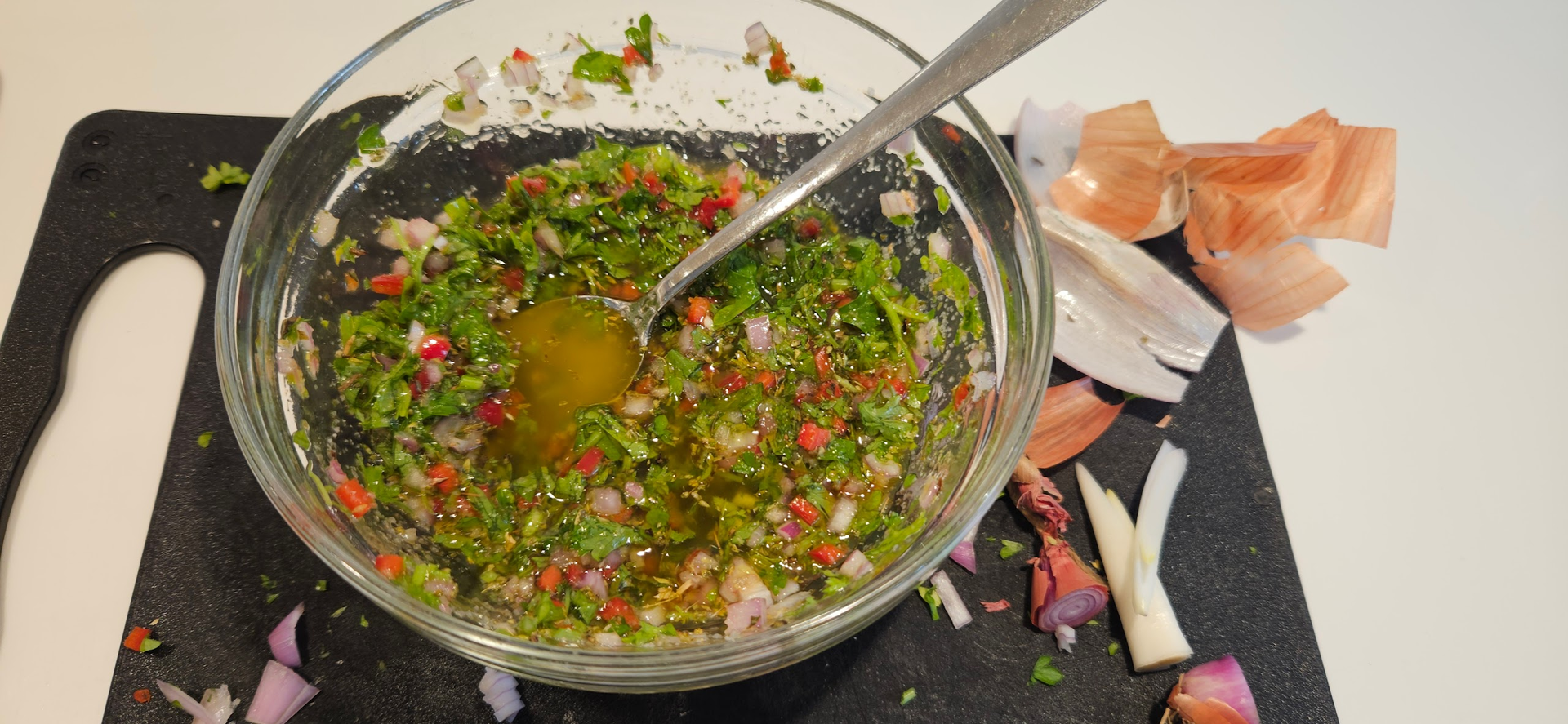 Lag chimichurri av sjalottløk, rød chili, hvitløk og kruspersille med limesaft, hvitvinseddik og god olivenolje.