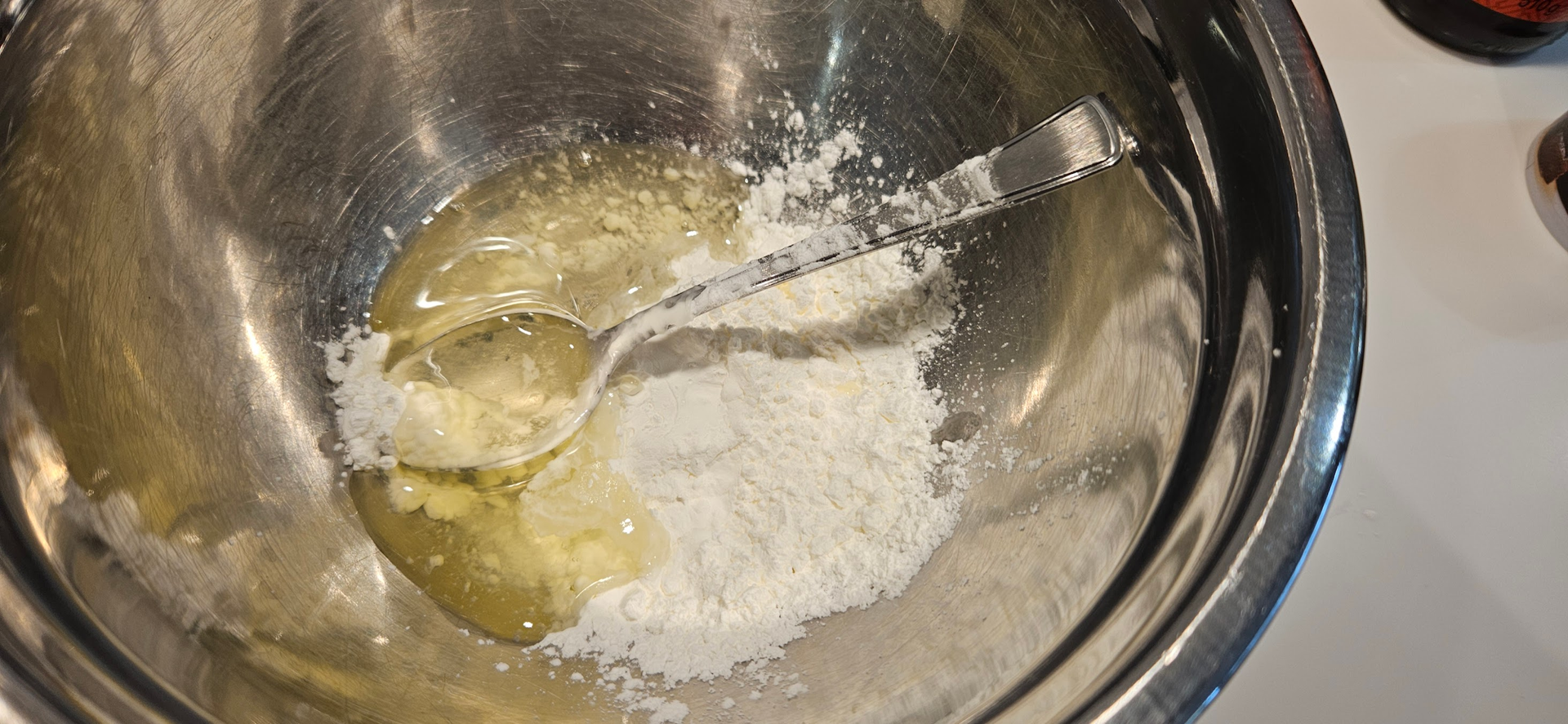 Bland bikarbonat, maisenna, eggehvite og vann for å velvete kjøttet.