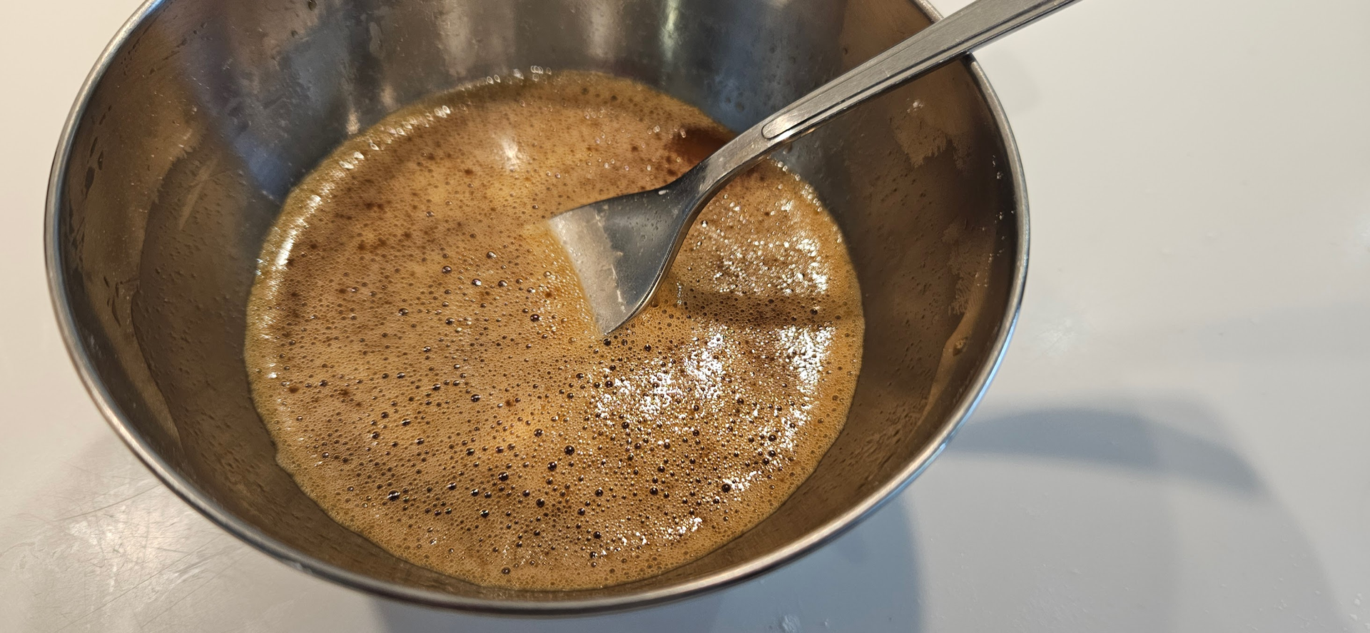 Rør sammen saus med østerssaus, soyasaus, riseddik, oksekraft og maisenna.