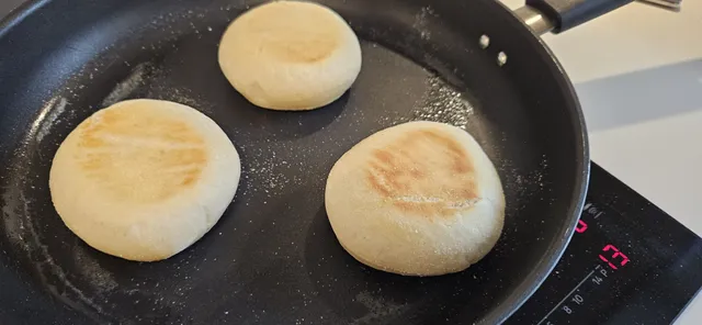 Så får de en runde i stekepannen med smør, så de får en fin brunfarge.