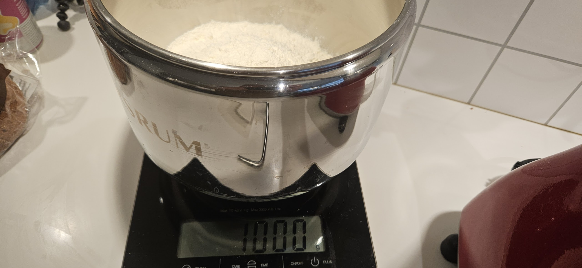 Vei opp melet nøyaktig og bland inn gjær, vann, salt, chiliflak og honning til en løs deig.