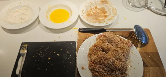 Forbered tre skåler: hvetemel, sammenvispede egg og panko blandet med krydder.
