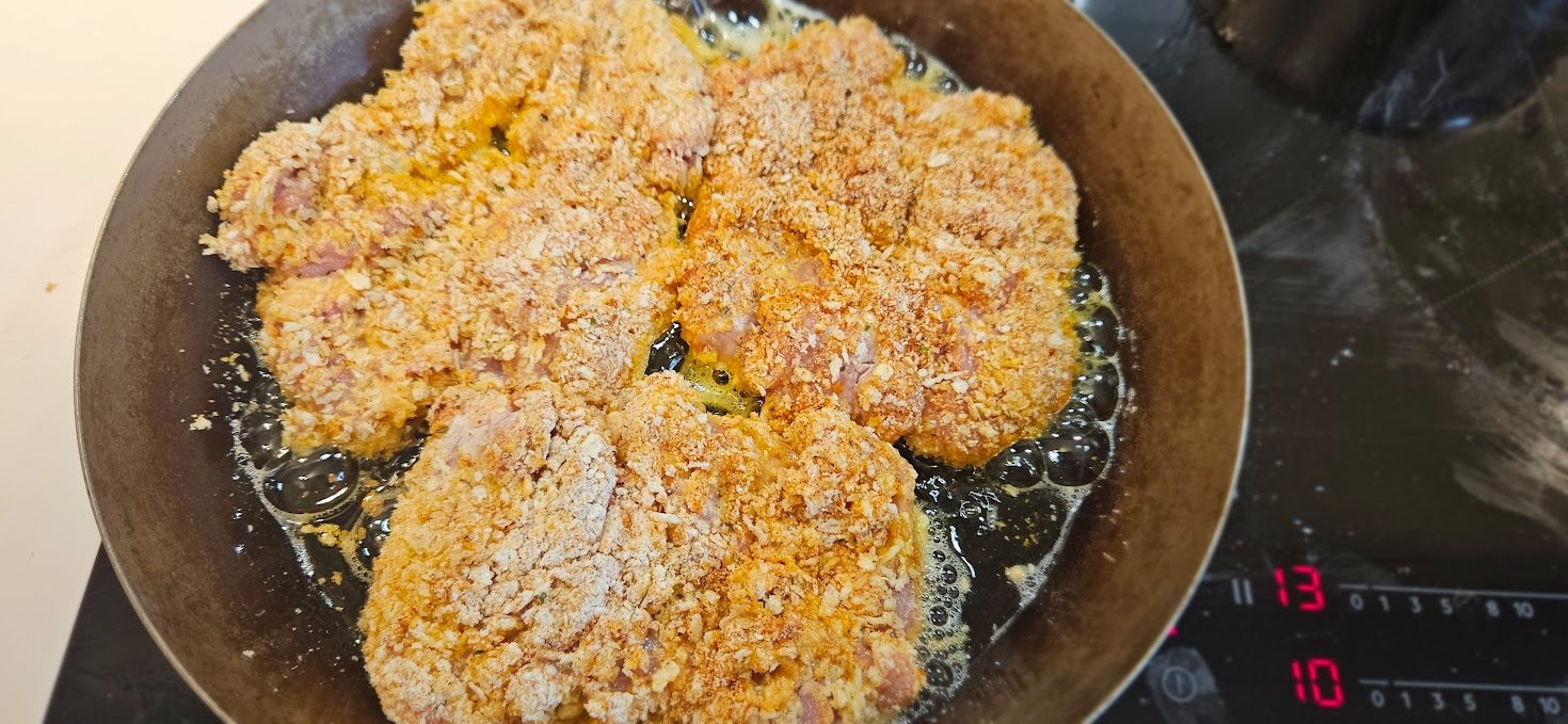 Vend kyllingen i mel, egg og krydret panko. Gjenta gjerne for en ekstra sprø double dip.