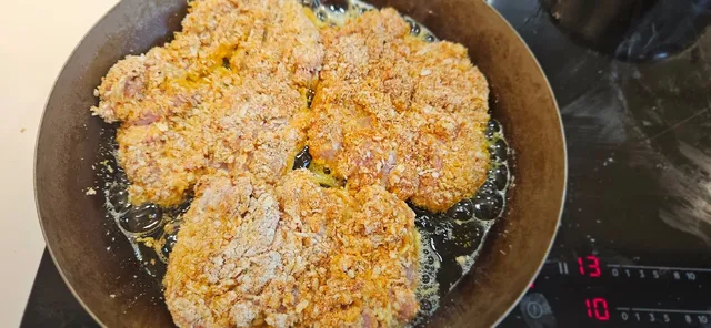 Vend kyllingen i mel, egg og krydret panko. Gjenta gjerne for en ekstra sprø double dip.