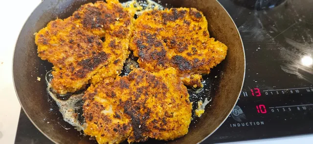 Stek schnitzlene i olje på medium varme til gyllen overflate og gjennomstekt kylling.