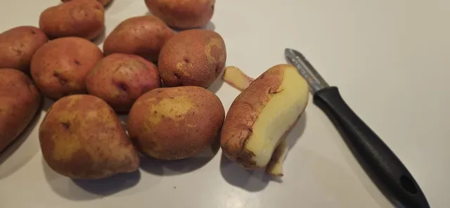 Skrell potetene og skjær dem i ønsket størrelse før første varmebehandling.