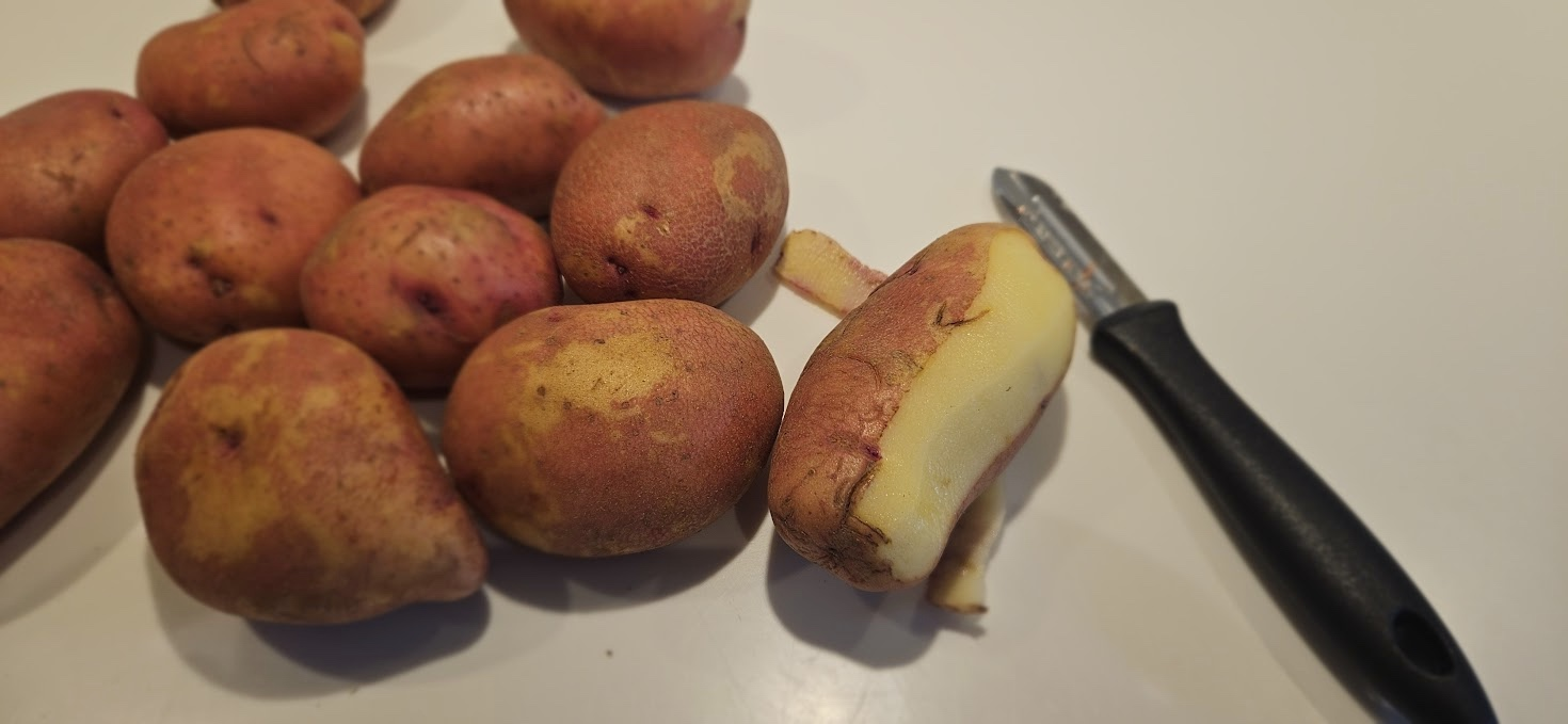 Skrell potetene og skjær dem i ønsket størrelse før første varmebehandling.