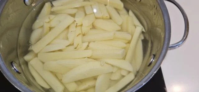 Forkok potetstavene i 5 minutter og la dem damptørke godt.