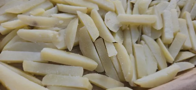 Sett potetene kaldt i fryseren slik at overflaten tørker før første fritering.