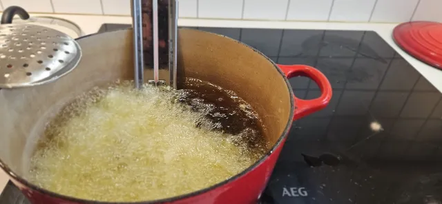 Friter første runde på 130 grader i 8-10 minutter uten å gi dem farge.