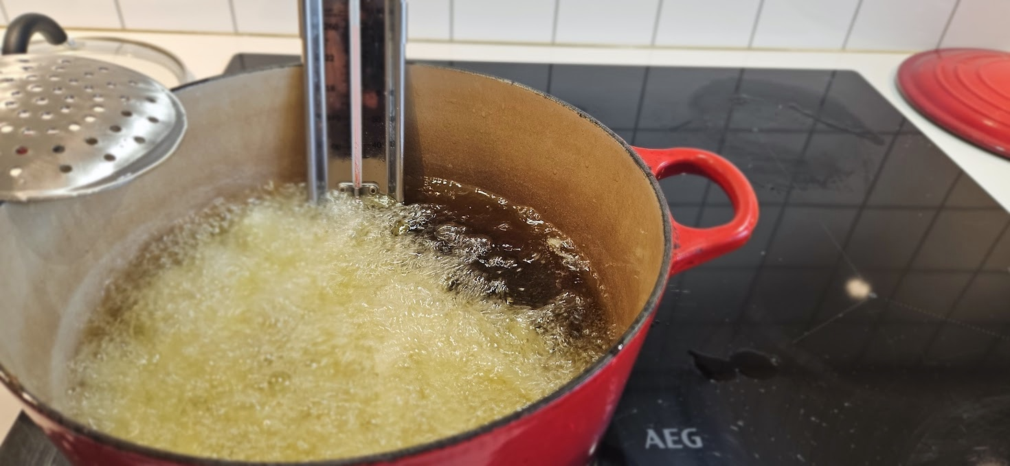 Friter første runde på 130 grader i 8-10 minutter uten å gi dem farge.