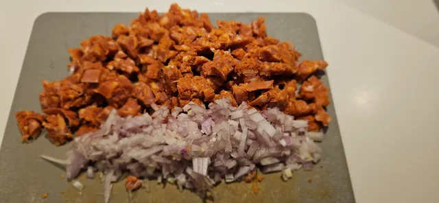 Stek sjalottløk og chorizo til løken er myk og chorizofettet har smeltet ut.