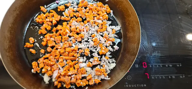 Vend inn gnocchi og passata i samme panne, og server med revet parmesan.