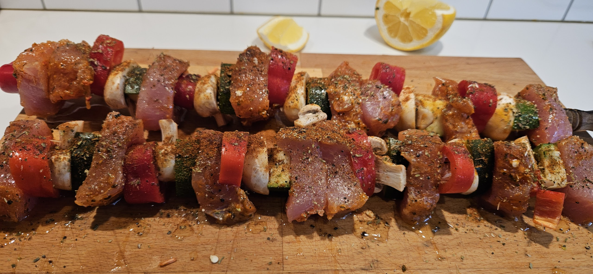 Tre svinefilet, sopp, squash og paprika på spyd og krydre godt før de går på grillen.